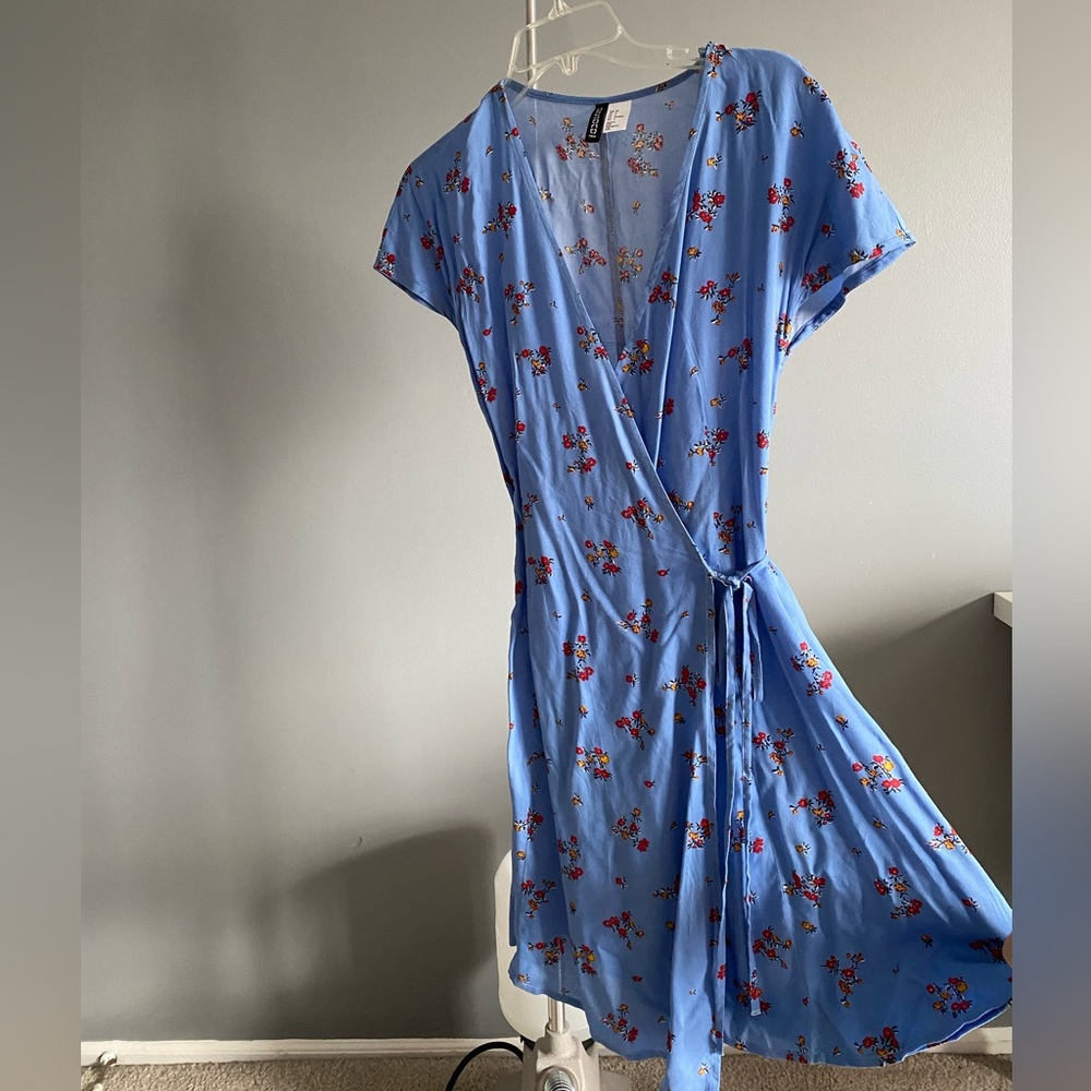 BLUE FLORAL WRAP AROUND DRESS CUTE AND GIRLY